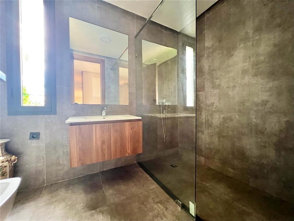 Rez De Jardin Avec Piscine Privee *